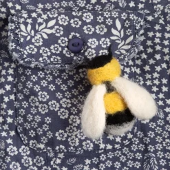 Hawthorn Handmade Bumblebee Brooch Felting Kit- Crafts