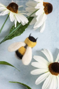 Hawthorn Handmade Bumblebee Brooch Felting Kit- Crafts