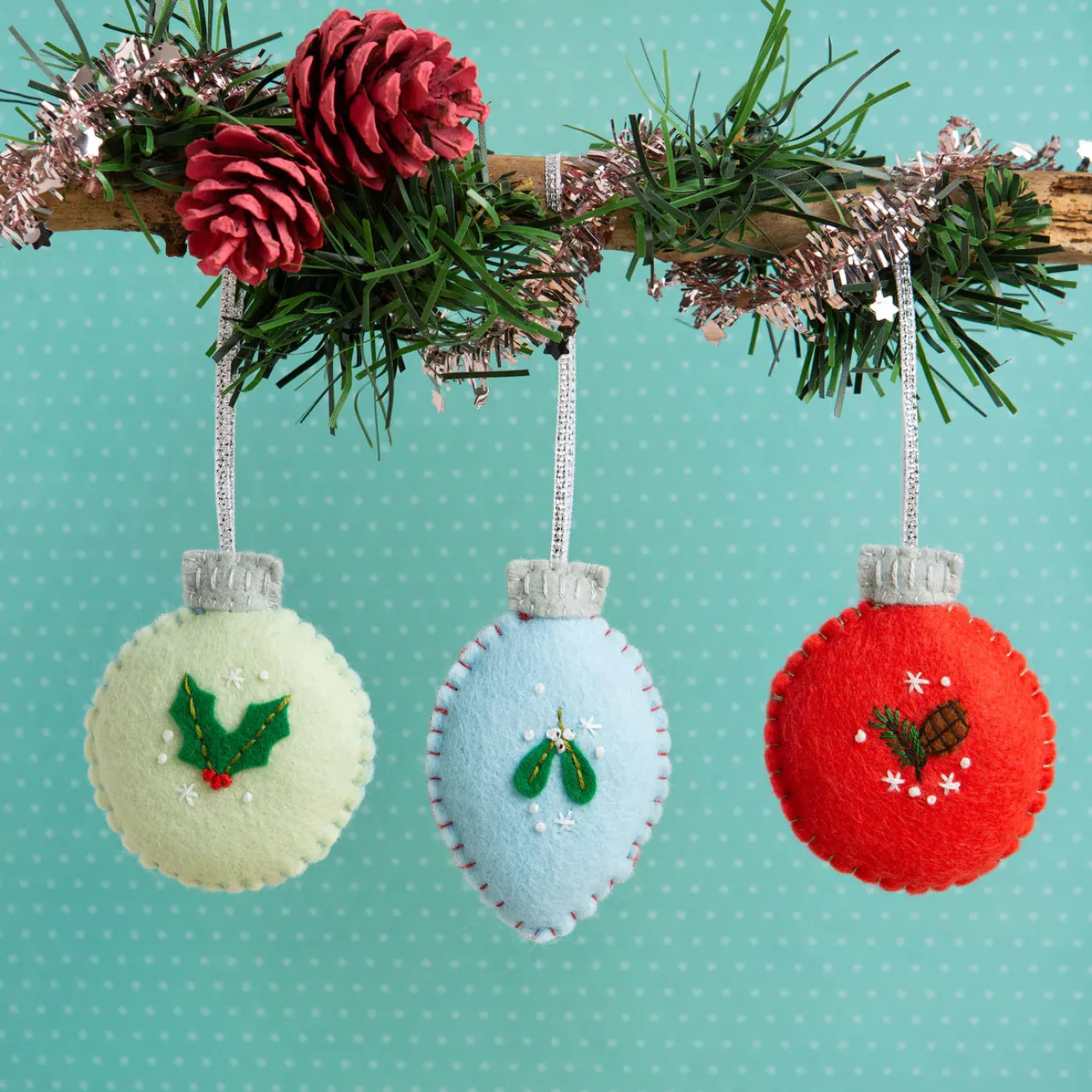 Hawthorn Handmade Christmas Baubles Felt Craft Kit- Crafts|Children
