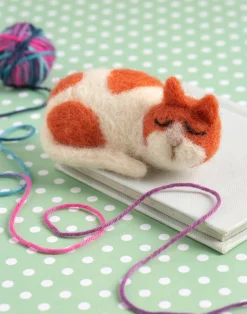 Hawthorn Handmade Snoozing Cat Brooch Felting Kit- Crafts